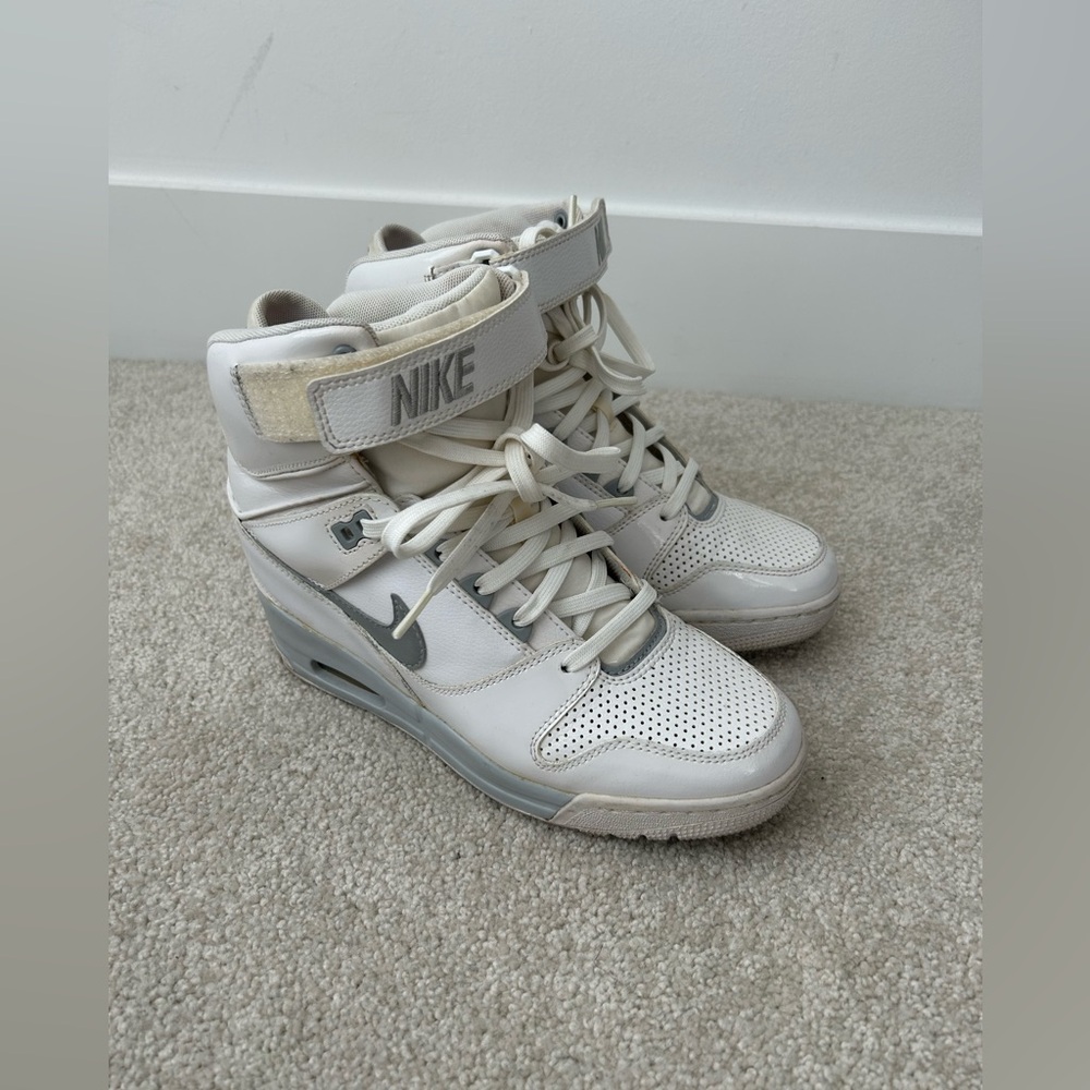 WOMENS NIKE AIR REVOLUTION SKY HI sneakers